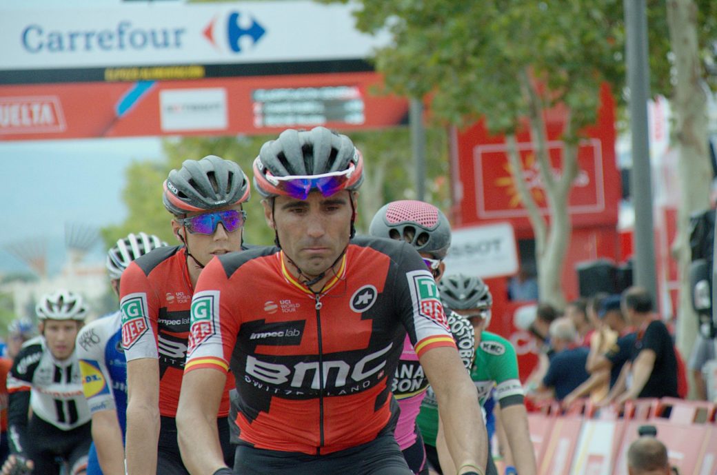 Cansancio y barro. Las fotos de los gestos de dolor en la meta de la Vuelta 2017